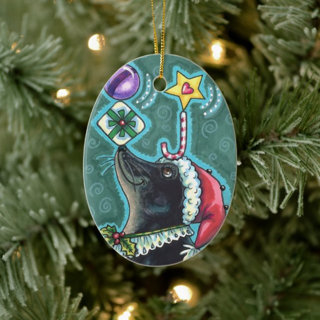 MERRY CHRISTMAS SEAL BALANCING GIFTS & CANDY CANE KERAMIK ORNAMENT (Baum)