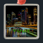 Merry Christmas Singapore Skyline, Ornament Aus Metall<br><div class="desc">Frohe Weihnachten,  Singapur Skyline in der Nacht.</div>