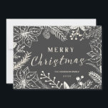 MERRY CHRISTMAS WINTER FOLIAGE CHALKBOARD FOTO FEIERTAGSKARTE<br><div class="desc">MERRY CHRISTMAS: Heller und fröhlicher botanischer Rahmen mit Poinsettia, Heiligenbäumen, Beeren und Blättern auf Kalkbretterdach. Personalisieren Sie dieses elegante Foto, das Sie mit Ihrem Familiennamen begrüßt, und fügen Sie Ihre Lieblingsbilder der Familie hinzu. Passen Sie es an, um das Layout oder die Hintergrundfarbe des Fotos zu ändern. Zeitgenössische, klassische, moderne...</div>