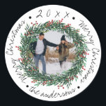 Merry Christmas Wreath Red Berries Name Runder Aufkleber<br><div class="desc">Merry Christmas Wreath Red Berries Name Foto Classic Round Sticker . These cute little stickers have Merry Christmas written in a pretty script machen . These stickers can be customized by changing the family name and foto . Check out the other coordinating products in the collection . For any further...</div>
