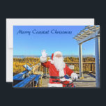 Merry Coastal Christmas Hilton Head Island Santa Feiertagskarte<br><div class="desc">Frohe Weihnachten an der Küste! Diese atemberaubende Ferienwohnung in Carolina bietet ein Foto-Image des wunderschönen Burkes Beach auf der Hilton Head Insel. Die Seeschiffe und der ruhige Atlantik bilden den Hintergrund für einen aufstrebenden Weihnachtsmann, der eine Fahrradtour auf einem warmen und sonnigen Lowcountry-Tag genießt! Auf der Rückseite der Weihnachtskarte steht:...</div>