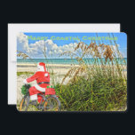 Merry Coastal Christmas Sanibel Island Beach Santa Feiertagskarte<br><div class="desc">Frohe Weihnachten an der Küste! Diese atemberaubende Ferienwohnung in Sanibel Island bietet ein Foto-Image des sensationellen Sanibel Island Strandes mit seinen mächtigen Haferflocken und dem wunderschönen Blau/Grün des Golfs von Mexiko. Das festliche Design beinhaltet das Fahrrad des Weihnachtsmanns, um Pakete auf dieser Insel Oase zu liefern. Auf der Rückseite der...</div>