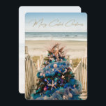 Merry Coastal Christmas Tropical Beach HolidayTree Feiertagskarte<br><div class="desc">Feiern Sie den Urlaub mit dieser wunderschönen Weihnachtskarte zum Thema Küste. Das Design ist ein Foto eines atemberaubenden Weihnachtsbaumes, der während der jährlichen Ausstellung der Bäume im Kunstmuseum von Orlando gezeigt wird. Der schöne Urlaubspalast ist mit an der Küste inspirierten Dekorationen wie Seestern, Miniaturmädchen, in Pastellfarben gehaltene Zierbälle in Blau,...</div>