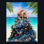 Merry Coastal Christmas Tropical Beach HolidayTree Poster<br><div class="desc">Feiern Sie die Feiertage mit diesem herrlichen Weihnachtsposter zum Thema Tropen. Das Design ist ein Foto eines atemberaubenden Weihnachtsbaumes, der während der jährlichen Ausstellung der Bäume im Kunstmuseum von Orlando gezeigt wird. Der schöne Urlaubspalast ist mit an der Küste inspirierten Dekorationen wie Seestern, Miniaturmädchen, in Pastellfarben gehaltene Zierbälle in Blau,...</div>