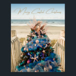 Merry Coastal Christmas Tropical Beach HolidayTree Poster<br><div class="desc">Feiern Sie die Feiertage mit diesem wunderschönen Weihnachtsposter zum Thema Küste. Das Design ist ein Foto eines atemberaubenden Weihnachtsbaumes, der während der jährlichen Ausstellung der Bäume im Kunstmuseum von Orlando gezeigt wird. Der schöne Urlaubspalast ist mit an der Küste inspirierten Dekorationen wie Seestern, Miniaturmädchen, in Pastellfarben gehaltene Zierbälle in Blau,...</div>