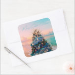 Merry Coastal Christmas Tropical Beach HolidayTree Quadratischer Aufkleber<br><div class="desc">Feiern Sie den Urlaub mit diesen herrlichen Weihnachtsaufklebern zum Thema Tropen. Das Design ist ein Foto eines atemberaubenden Weihnachtsbaumes, der während der jährlichen Ausstellung der Bäume im Kunstmuseum von Orlando gezeigt wird. Der schöne Urlaubspalast ist mit an der Küste inspirierten Dekorationen wie Seestern, Miniaturmädchen, in Pastellfarben gehaltene Zierbälle in Blau,...</div>