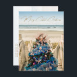 Merry Coastal Weihnachten Tropical Beach und Bäume<br><div class="desc">Feiern Sie die Feiertage mit dieser wunderschönen Weihnachtskarte zum Thema Küste. Das Design ist ein Foto eines atemberaubenden Weihnachtsbaumes, der während der jährlichen Ausstellung der Bäume im Kunstmuseum von Orlando gezeigt wird. Der schöne Urlaubspalast ist mit an der Küste inspirierten Dekorationen wie Seestern, Miniaturmädchen, in Pastellfarben gehaltene Zierbälle in Blau,...</div>