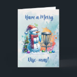 Merry Disk-mas | Disk Golf Personalisierte Weihnac Karte<br><div class="desc">Personalisierte Disc Golf Thema Weihnachtskarte. Niedlicher Cartoon Snowman in Weihnachtsmannmütze neben einem Discgolf im Schnee neben einem Weihnachtsbaum.</div>