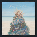 Merry Florida Christmas Tropical Beach HolidayTree Steinuntersetzer<br><div class="desc">Feiern Sie Ihren Urlaub mit diesem herrlichen Weihnachtsmarmor-Untersetzer im tropischen Stil. Das Design ist ein Foto eines atemberaubenden Weihnachtsbaumes, der während der jährlichen Ausstellung der Bäume im Kunstmuseum von Orlando gezeigt wird. Der schöne Urlaubspalast ist mit an der Küste inspirierten Dekorationen wie Seestern, Miniaturmädchen, in Pastellfarben gehaltene Zierbälle in Blau,...</div>