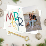 Merry Foto Vintag hell farbig Feiertagskarte<br><div class="desc">Feiern Sie im Jahr 2022 100 Jahre mit dieser farbenfrohen Vintagen Grußkarte im Stil der 20er Jahre "Merry", 7' x 5" mit Platzhaltern für Ihre vier (4) Ihrer Lieblings-Fotos, Name und Jahr. Ein Foto ist im vorderen 2:3 Verhältnis, zwei auf der Rückseite sind quadratisch, die Mitte ist 2:3 Verhältnis. Die...</div>