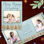 Merry Gold Blue Intercontinental Elegant 3 Foto Dreifach Gefaltete Urlaubskarte<br><div class="desc">Luxuriöse personalisierte dreispurige Urlaubskarten in diesem Imitat Gold und blau MERRY HAPPY Alles, was Sie mit 3 Ihrer Fotos verbinden, ist eine elegante Art, Urlaub zu verbringen fröhlich dieses Jahr. Eine Reihe von Imitaten goldenen Hanukkah Menoras und passende goldene Weihnachtsbäume entlang der Unterseite dieser pastellblauen und dunkelblauen Foto Grußkarten wiederholt...</div>