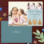 Merry Gold Blue Modern 3 Foto Collage Feiertagskarte<br><div class="desc">Fotovorlagen machen die Gestaltung Ihrer eigenen 3 Foto Collage Urlaubskarten zum Kinderspiel mit diesem modernen handgeschriebenen Drehbuch Merry Happy Everything design in gold und pastellblau. Fügen Sie Ihr Lieblings-großes Foto auf der links dann zwei kleinere Bilder auf der oberen rechten Seite über MERRY HAPPY EVERYTHY in dunkelblau mit einem leichten...</div>