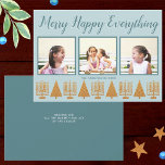 Merry Gold Blue Simple 3 Foto Collage Feiertagskarte<br><div class="desc">Personalisieren Sie diese 3 Foto Collage Urlaubskarten in einem einfachen Gold und Pastellblau Merry Happy Alles interreligiöse Design. Ein handgeschriebener Schriftart in tiefblau mit einem kleinen Schatten in Weiß verleiht Interesse und die Reihe von fünf Imitaten vergoldeten Menorahs und vier Weihnachtsbäumen macht diese flachen Urlaubskarten zu einer stilvollen Wahl für...</div>