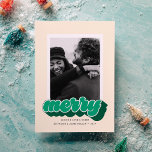 Merry Green Retro Script Weihnachts-Foto Feiertagskarte<br><div class="desc">Diese Retro-inspirierte Weihnachtskarte zeigt das Wort fröhlich in grüner Schrift am Ende eines Fotos auf der Vorderseite. Die Rückseite der Karte hat Platz für ein zweites Foto. Passen Sie es mit einem kurzen persönlichen Gruß,  Ihrem Namen und dem Jahr an.</div>