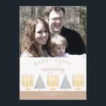 Merry Happy Tan Stilvoll hinzufügen Ihr Foto Feiertagskarte<br><div class="desc">Fügen Sie Ihr Foto zu diesen stilvollen Urlaubskarten in Bräunen und Weiß mit einem modernen, religiösen Goldmedaillengewand Menorah und Silberbaum-Design. Die Fotovorlage macht das Hochladen Ihres Bildes sehr einfach, dann fügen Sie Ihren Namen in Weiß zu den weichen Bräunungsrahmen unten. Arched Mandeltext MERRY HAPPY über das stylisierte Alles in gemischten...</div>