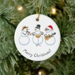 Merry Jazzy Christmas Snowman Funny Jazzband Keramik Ornament<br><div class="desc">Niedliche Frohe Weihnachts-Keramik Ornament zeigt eine Cartoon-Illustration der lustigen Jazzband: drei Snowmen spielen schöne Weihnachtsmusik. Ein tolles Stück Zuhause-Dekor aus Anlass der schönsten Urlaubssaison. Zögern Sie nicht,  mich via Zazzle zu kontaktieren,  wenn Sie Hilfe benötigen,  um den Text auf diesem Ornament zu personalisieren.</div>