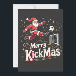 Merry Kickmas Funny Santa Claus Fußballfans Einladung<br><div class="desc">Weihnachts-Fußball-Design,  Fußball-Grafik,  Weihnachts- und Fußball-Spaß,  Festivsportdesign,  Weihnachtsklaus mit Fußball,  Weihnachtssoccer-Grafik,  Weihnachtssportliebhaber-Design,  Fußball-Weihnachtspuff,  Weihnachtsweihnachtsgeist,  Festspielspass</div>