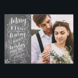 Merry Kisses und Warm wünscht Save the Date Mrs.<br><div class="desc">Diese moderne und schicke Urlaubskarte doppelte sich als Save the Date. Die Vorderseite zeigt handgeschriebene Typografie,  die sagt "Merry Kisses and Warm Holiday Wishings From The" bald Mr. and Mrs. auf einem Imitat Chalkboard Hintergrund. Fügen Sie der Rückseite ein zweites Foto hinzu und fügen Sie die Datumsangaben hinzu.</div>