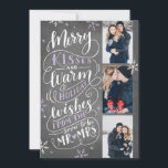 Merry Kisses Warm Wünsche Rett Date 3 Foto Lilac Save The Date<br><div class="desc">Diese moderne und schicke Urlaubskarte verdoppelt sich als Save the Date Karte für das verlobte Paar. Die Vorderseite zeigt 3 Ihrer Fotos, die von Hand gezeichnete Schneeflocken und handgeschriebene Typografie zeigen, die auf einem Chalkboard-Hintergrund "Merry Kisses and Warm Holiday Wwünscht From The Balon To Be Mr and Mrs." steht. Auf...</div>