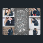 Merry Kisses Warm Wünsche Rett Date 6-Foto Save The Date<br><div class="desc">Diese moderne und schicke Urlaubskarte dient als Ankündigung Datum freihalten Karte für das frisch verlobte Paar. Auf der Vorderseite stehen 6 Ihrer Fotos, die von Hand gezeichnete Schneeflocken und handgeschriebene Typografie mit der Aufschrift "Frohe Küsse und warme Ferien wollen von den Bald zu Mr. und Mrs." auf einem Kalkboard-Hintergrund hervorgehoben...</div>