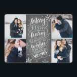 Merry Kisses Warm wünscht Save the Date 4-Foto<br><div class="desc">Diese moderne und schicke Urlaubskarte verdoppelt sich als Save the Date Karte für das verlobte Paar. Die Vorderseite zeigt 4 Ihrer Fotos, die von Hand gezeichnete Schneeflocken und handgeschriebene Typografie mit dem Titel "Frohe Küsse und warme Ferien wünscht from the Soon To Be Mr and Mrs." auf einem Chalkboard-Hintergrund hervorgehoben...</div>