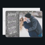Merry Kisses Warm wünscht Save the Date Foto<br><div class="desc">Diese moderne und schicke Urlaubskarte dient als Ankündigung Datum freihalten Karte für das frisch verlobte Paar. Die Vorderseite zeigt Ihre Fotos, die von Hand gezeichnete Schneeflocken und handgeschriebene Typografie, die "Fröhliche Küsse und warme Urlaubswünsche aus dem Bald zu Mr. und Mrs." in rot auf weißem Hintergrund sagt. Die Rückseite verdoppelt...</div>