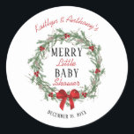 Merry Little Christmas Baby Shower Runder Aufkleber<br><div class="desc">Feiern Sie stilvoll mit diesen trendigen Babyduschklebern. Das Design ist leicht mit Ihrer eigenen Formulierung zu personalisieren und Ihre Familie und Freunde werden begeistert sein,  wenn sie diese fabelhaften Aufkleber sehen.</div>