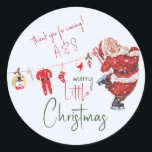 Merry Little Christmas Boy Girl Winter Baby Shower Runder Aufkleber<br><div class="desc">Dieses elegante Gender Neutral Winter Shower Party Supplies haben einen schlichten Charme, eine Touch festlichen Glamours und viel Weihnachtsgeist. Feiern Sie die Ankunft Ihres Babys mit dieser schönen Weihnachtsduschkollektion. Alle passenden Artikel finden Sie in der unten stehenden Liste. Es gibt 2 verschiedene Designs zu wählen (mit dem Weihnachtsmann und ohne...</div>