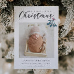 Merry Little Christmas Mistletoe Baby Foto Birth Ankündigung<br><div class="desc">Whimsical Multi-Foto-Geburtsankündigungskarte mit einem Typografietext oben,  auf dem steht: "Unser fröhliches kleines Weihnachtsfest." Es gibt eine Illustration eines Misteloe und Sie können Ihr neugeborenes Bild daunter hinzufügen. Sie können auch 3 weitere Fotos auf der Kartenrückseite und unten die Geburtsstatistiken hinzufügen. Ideal für Jungen und Mädchen.</div>