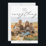Merry Little Everything, Family Foto Layover Feiertagskarte<br><div class="desc">Frohe kleine alles, glücklichste Ferien, frohe Weihnachten. Feiern Sie die Saison mit dieser Familienkarte (gedruckt und / oder sofortiger Download), in modernem zeitgenössischem sanften romantischen Drehbuch-Themenübergang. Es ist vollständig anpassbar und personalisiert mit Ihren eigenen Grußbotschaften. Es ist einfach, einfach, aber modern minimalistisch und festlich. Dies ist die perfekte Grußkarte für...</div>