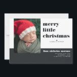 Merry Little Weihnachtsfeiertag Ankündigung<br><div class="desc">"Frohe kleine Weihnachten". Diese minimale Typografie Weihnachtsankündigung hebt Ihre Bilder mit frischen, modernen Schriften hervor. Anpassen mit einem Foto und Geburtsstatistiken. Zusätzliche 5 Foto Collage auf der Rückseite. Fügen Sie diesem Design Ihre benutzerdefinierte Formulierung hinzu, indem Sie die Felder "Diese Designvorlage bearbeiten" auf der rechten Seite des Elements verwenden, oder...</div>