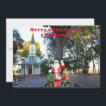 Merry Lowcountry Christmas Bluffton Santa Feiertagskarte<br><div class="desc">Frohe Weihnachten im Lowland! Diese schöne Ferienwohnung mit Lowcountry-Szene während der Weihnachtszeit. Der Weihnachtsmann hat eine dringend benötigte Pause gemacht, um bei der Wellen auf seinem Fahrrad Pakete zu versenden und die Bewohner und Besucher dieser phantastischen Stadt willkommen zu heißen. Das Bild zeigt die Kapelle des May River in Palmetto...</div>