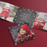 Merry Magic | Rustikales Schneeflocken Multi-Foto Dreifach Gefaltete Urlaubskarte<br><div class="desc">Fügen Sie dem festlichen, rustikalen Urlaubskartendesign insgesamt fünf Fotos hinzu, in einem einzigartigen dreiseitigen Layout mit weißen Schneeflocken, Kalkboard-Hintergründen und festlichen roten Akzenten. An der Vorderseite befindet sich ein volles Foto mit Schneeflocke und "Frohe Weihnachten" in handgezeichneten Schriften. Personalisieren Sie die Innenseite mit einer benutzerdefinierten vorgedruckten Nachricht oder dem Update-Brief...</div>