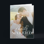 Merry Marriage Newlywed First Christmas Card Feiertagskarte<br><div class="desc">Feiern Sie die Saison mit diesem modernen und stilvollen Design von Berry Berry Sweet. Besuchen Sie unsere Website unter www.berryberrysweet.com | Es stehen passende Elemente und weitere Designoptionen zur Verfügung. Designfarben können individuell angepasst werden! Klicken Sie auf "Weiter anpassen",  um die Designfarben zu ändern.</div>