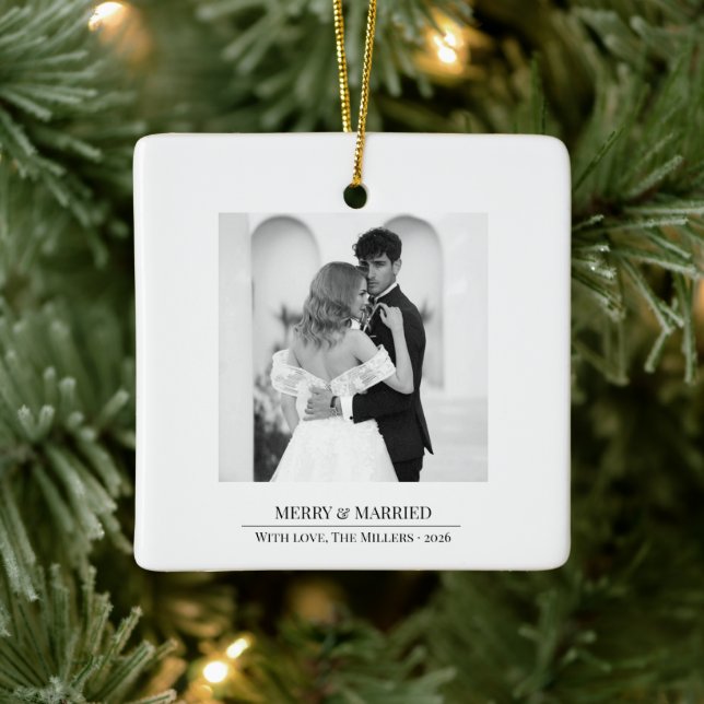 Merry & Married - Personalized Newlywed Christmas  Keramikornament (Baum)