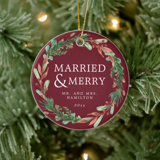Merry & Merry Burgundy Mr. and Mrs. Wreath Keramik Ornament (Baum)