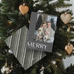 Merry Modern Gray Foto Weihnachten<br><div class="desc">In diesem Jahr lass deinen Freunden und der Familie wissen, dass dir die Weihnachtskarte von Merry Modern Gray Foto wichtig ist. Es ist nicht nur stilvoll und modern, sondern bietet auch genug Platz, um Ihre Lieblingsgedächtnisse aus dem vergangenen Jahr einzubinden. Das Design ist sauber und minimalistisch aber dennoch festlich, mit...</div>