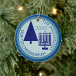 Merry Navy Intergléry Niedlich 1 Chrismukah Foto Keramik Ornament<br><div class="desc">Personalisieren Sie dieses niedliche OUR 1ST CHRISMUKKAH Ornament in Marine und Pastellblau für einen Familiengenuss. Von der einfachen marineblauen Weihnachtsbaum bis zur passenden Hanukkah-Menorah wird dieses dunkelblaue und hellblaue Keramik-Ornament an Ihren ersten blendenden religiösen Feiertag erinnern. Laden Sie Ihr Foto auf der Rückseite hoch, wo es durch den gleichen dunkelblauen...</div>