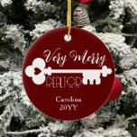 Merry Realtor New Zuhause Key Individuelle Name We Keramik Ornament<br><div class="desc">Dieses Design enthält den Text "Sehr Merry Realtor" mit einem niedlichen Hausschlüssel und Platz für Ihren Text/Namen. Klicken Sie auf die Schaltfläche Anpassen für mehr Flexibilität beim Anpassen des Bildes oder beim Hinzufügen eines eigenen Textes! Variationen dieses Designs, zusätzliche Farben sowie koordinierende Produkte sind in unserem Shop, zazzle.com/store/doodlelulu verfügbar. Kontaktieren...</div>