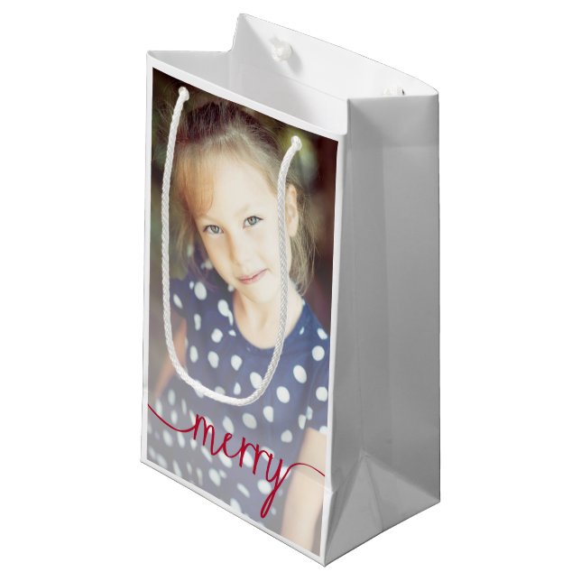 Merry Script Custom Foto Geschenktasche / Rot Kleine Geschenktüte (Vorderseite Schrägansicht)