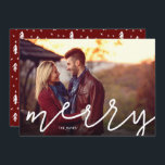 Merry Script-Foto-Overlay Feiertagskarte<br><div class="desc">Günstige,  individuell bedruckte Urlaubskarten mit einfachen Vorlagen für die Anpassung. Auf der Vorderseite des Fotos "fröhlich" in einem modernen,  handgeschriebenen Skriptüberlagerungsformat auf dem blumigen. Verwenden Sie die Designtools,  um Schriftart und Farben zu bearbeiten oder um mehr Fotos hochzuladen,  um eine einzigartige von einer Art Urlaubsfotokarte Design zu erstellen.</div>