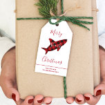 Merry Shark Christmas Red Kariertes Script Geschenkanhänger<br><div class="desc">Geschenke Tags mit einem roten,  karierten,  Haifisch auf einem weißen Hintergrund mit den anpassbaren Worten "Merry Shark Christmas". Das Tag enthält Platz,  um Ihren Namen einzufügen.</div>