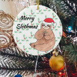 Merry Slothmas Niedlich Sloth Holly Christmas Keramik Ornament<br><div class="desc">Dieser niedliche Weihnachtsschmuck ist mit einer Aquarellblume geschmückt,  die ein Lächeln und einen festlichen Heiligen schmückt. Einfach anpassbar. Sie werden diese exakten Bilder von anderen Designern nicht finden,  während wir unsere Kunstwerke erstellen. Original Wasserfarbe © Michele Davies.</div>