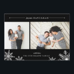 Merry Snowflake Hanukkah Foto Card | Schwarz Feiertagskarte<br><div class="desc">Die elegante und moderne Hanukkah-Fotokarte verfügt über zwei beliebte Fotos, die nebeneinander angeordnet sind, mit der "Joyous Hanukkah" oben in weißer Kursivschrift und Blocktypografie. Personalisieren Sie mit Ihrem persönlichen Gruß und Namen am unteren Rand, betont durch vier weiße Schneeflocken Illustrationen. Ein schwarzer Hintergrund verleiht Ihrem Gruß im Urlaub klassische Eleganz....</div>