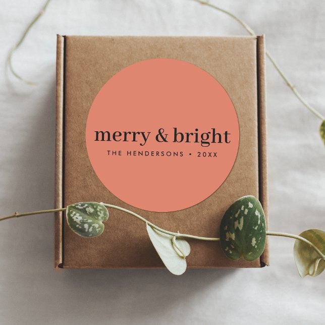 Merry und Bright | Minimalistischer Weihnachtsweic Runder Aufkleber (“Merry & Bright” round stickers by Guava, in soft coral)