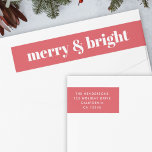 Merry und Bright | Modern Christmas Bright Red<br><div class="desc">Ein stilvolles,  modernes Adressetikett mit einem fett-Retro-Typografie-Zitat "frry & bright" in Weiß auf einem hellen Rot. Der Gruß und die Adresse können leicht an Ihre Bedürfnisse angepasst werden. Ein trendiges,  lustiges Design,  das sich in dieser Urlaubssaison auszeichnet!</div>
