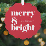 Merry und Bright | Modern Christmas Bright Red Ornament Karte<br><div class="desc">Ein stilvolles,  modernes Urlaubsornament mit einem kühlen Retro-Typografie-Zitat "frry & bright" in leuchtendem Rot. Der Gruß,  die Nachricht und der Name können leicht an Ihre Bedürfnisse angepasst werden. Ein trendiges,  lustiges Design,  das sich in dieser Urlaubssaison auszeichnet!</div>