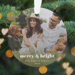 Merry und Bright | Modernes Foto Xmas Ornament<br><div class="desc">Ein stilvolles, modernes Foto mit einem kühlen Retro-Tipp "fröhlich & hell" in Weiß. Der Gruß, Name und Jahr lassen sich einfach für eine persönliche Touch anpassen. Ein trendiges, minimalistisches und zeitgenössisches Design, das sich in dieser Ferienzeit auszeichnet! Das abgebildete Bild dient nur zur Veranschaulichung, um durch Ihr eigenes Foto ersetzt...</div>