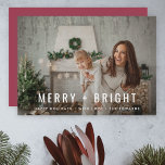 Merry und Bright | Modernes, trendiges Weihnachtsf Feiertagskarte<br><div class="desc">Eine stilvolle, moderne Foto-Flachgrusskarte mit einem fett gedruckten Typografie Zitat "Merry Bright" in Weiß mit einer Rose Himbeere dusky Beerry rosa Farbe auf der Rückseite. Der Gruß und der Name können leicht für eine persönliche Touch angepasst werden. Ein trendiges, minimalistisches und zeitgenössisches Weihnachtsdesign, das sich in dieser Urlaubssaison auszeichnet! Das...</div>