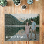 Merry und Bright | Modernes Weihnachtskaffee - Fot<br><div class="desc">Ein stilvolles, modernes Foto-Jogsaw-Puzzle mit einem kühlen Retro-Typografie-Zitat "frry & bright" in Weiß. Die Begrüßung, der Name und die Nachricht lassen sich einfach für eine persönliche Touch anpassen. Ein trendiges, minimalistisches und zeitgenössisches Design, das sich in dieser Ferienzeit auszeichnet! Das abgebildete Bild dient nur zur Veranschaulichung, um durch Ihr eigenes...</div>